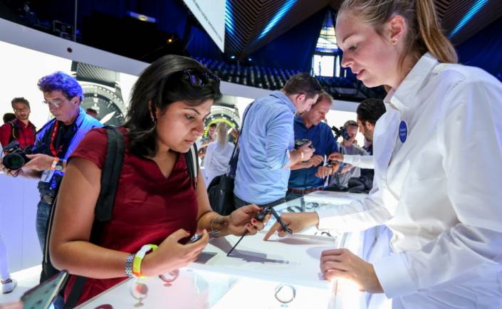 Event attendees get hands-on with the Gear S3 in the Experience Zone.