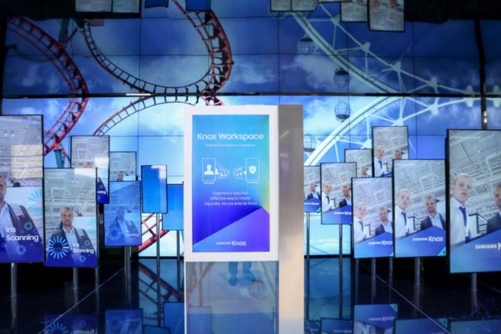 Photos of attendees are displayed in an eye-catching media show powered by Knox Workspace—a Knox-protected enterprise work container solution which separates corporate data from the personal space.