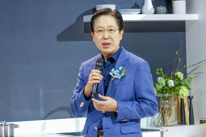  Samsung Electronics’ Head of Digital Appliances Business, Byungsam Suh, greets guests to the event, highlighting Family Hub’s unique ability to streamline food management, kitchen entertainment and family communication.