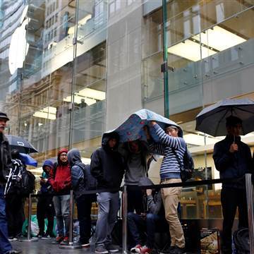 Image: Apple customers in line in Australia