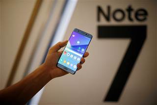 Image: A model poses for photographs with a Galaxy Note 7 new smartphone during its launching ceremony in Seoul