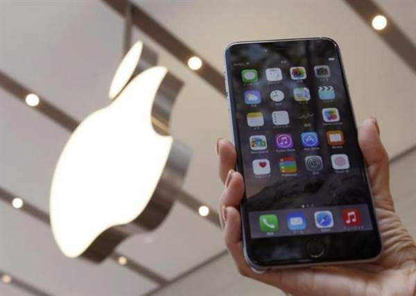 A woman holds up the iPhone 6 Plus at the Apple Store in Tokyo