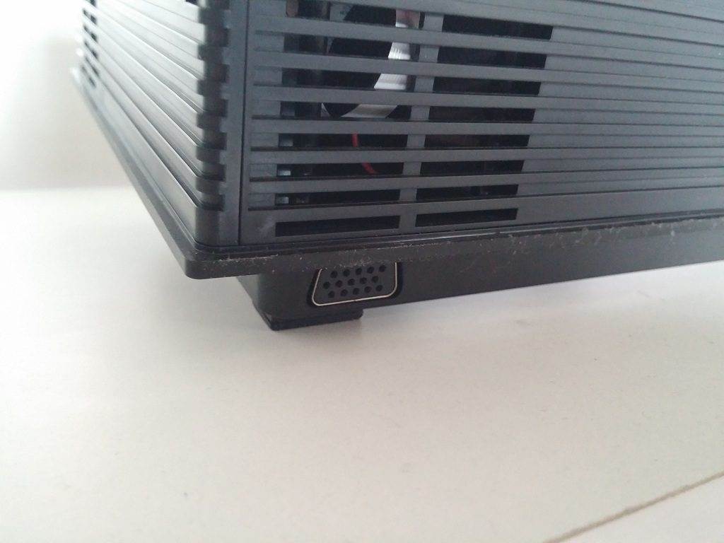 UNIC UC46 LCD Projector Review - Air Vents