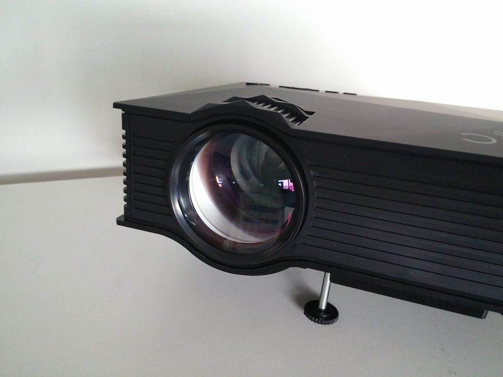 UNIC UC46 LCD Projector Review - Lens