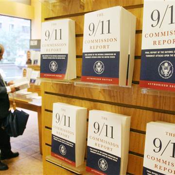 Image: "The 9/11 Commission Report" at a bookstore in 2004