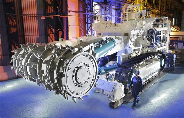 Image: One of the three robots Nautilus minerals will use for mining. The bulk cutter is one of the machines that will chop up rock.