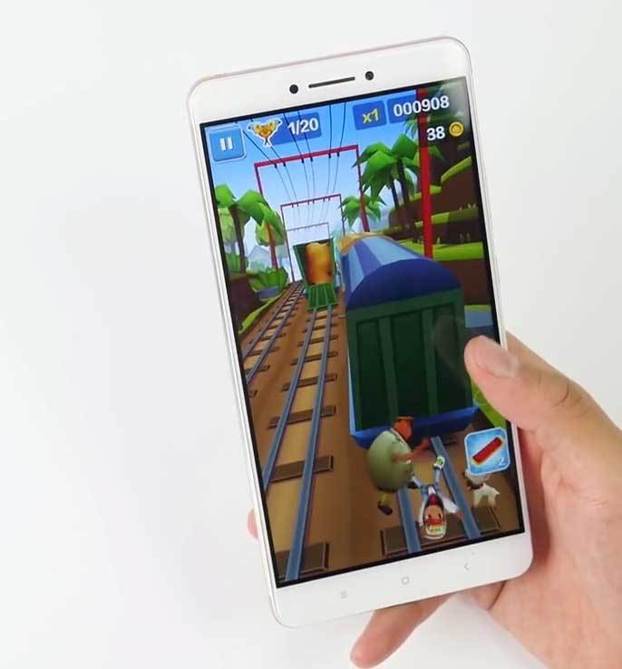 Xiaomi Mi Max playing Subway Surfers