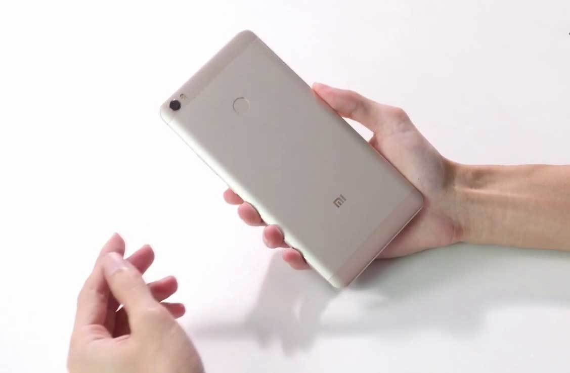 Xiaomi Mi Max Back held in hand showcasing