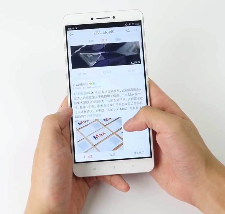 Xiaomi Mi Max turned on, browsing using the display