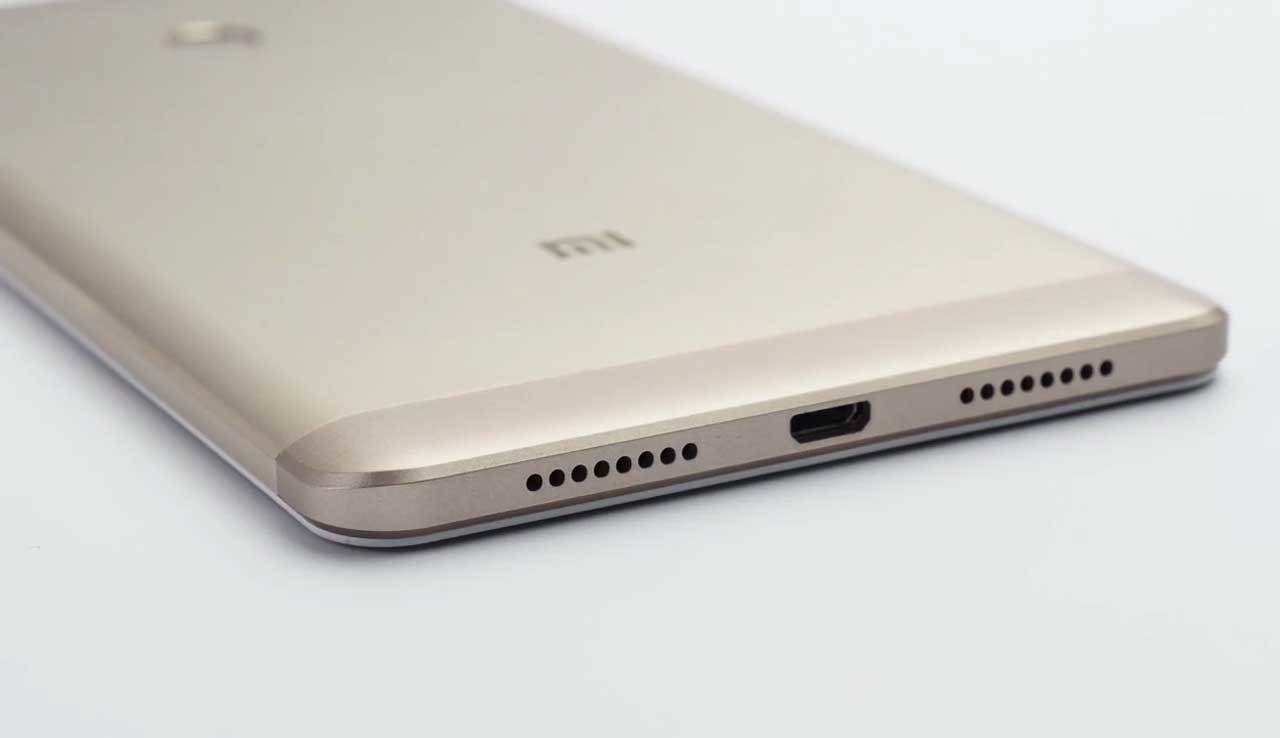 Xiaomi Mi Max Bottom, showcasing the speakers, usb port