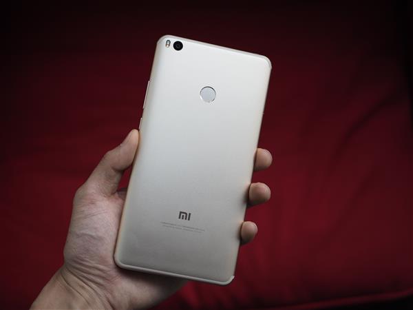 Xiaomi Mi Max 2 one hand