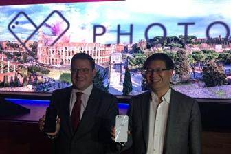 Asustek CEO Jerry Shen poses with Qualcomm executive vice president Christiano Amon in Roman