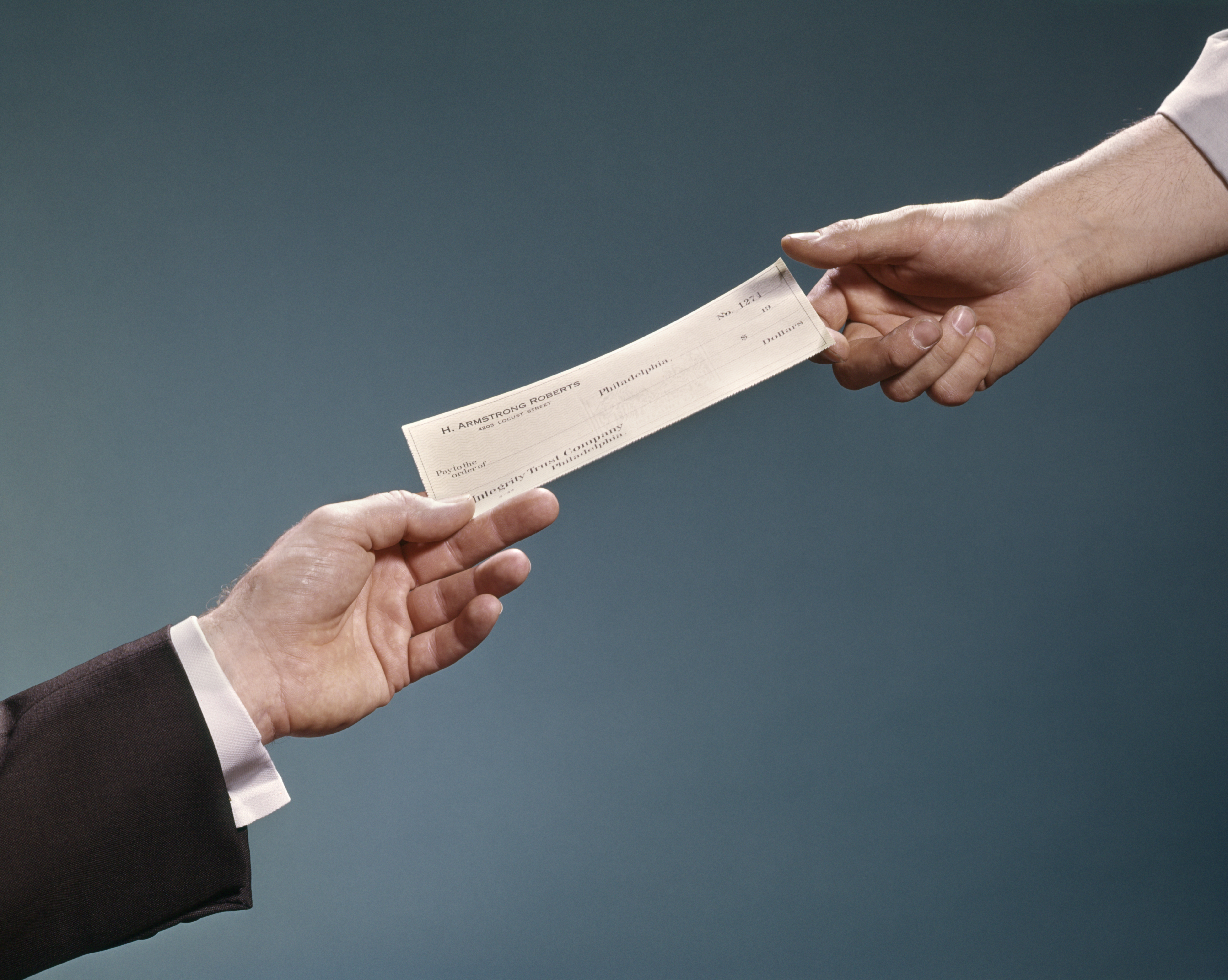 Check your minima. Пейчек. Handing. Paycheck to paycheck. Bank check.