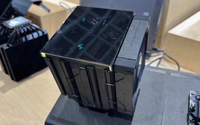DeepCool Adds Vapor Chamber to an Air Cooler: AIO-Like...