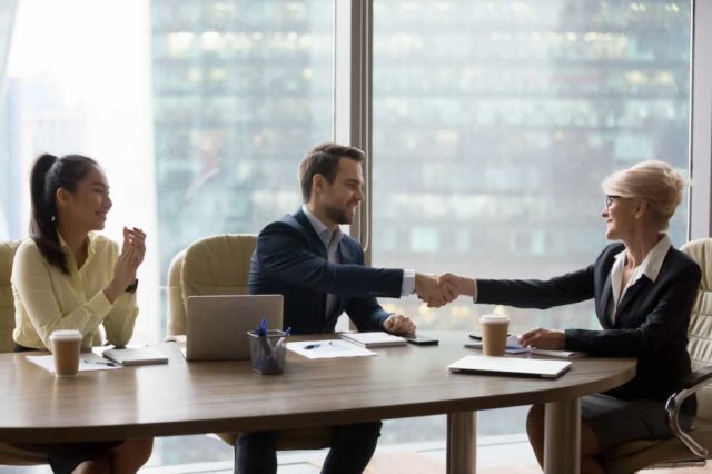 MariaDB-buys-back-the-company-it-sold-two-years-ago.jpg handshake, acquisition, happy, M&A, merger