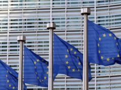 Breaking Europe’s cloud impasse banderas de la Unión Europea en Bruselas