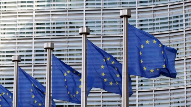 Breaking-Europe’s-cloud-deadlock.jpg banderas de la Unión Europea en Bruselas