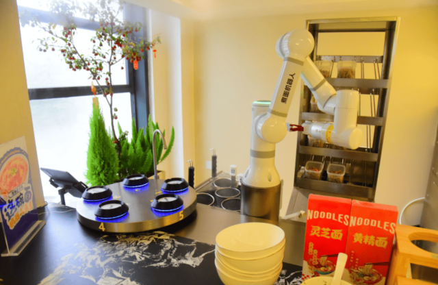 noodle-cooking robot