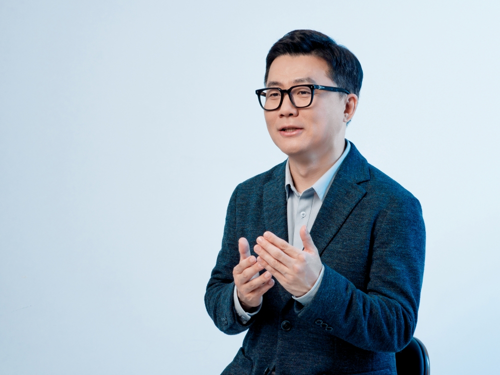 Park explains the process behind Bixby becoming a device agent with LLM at its core.