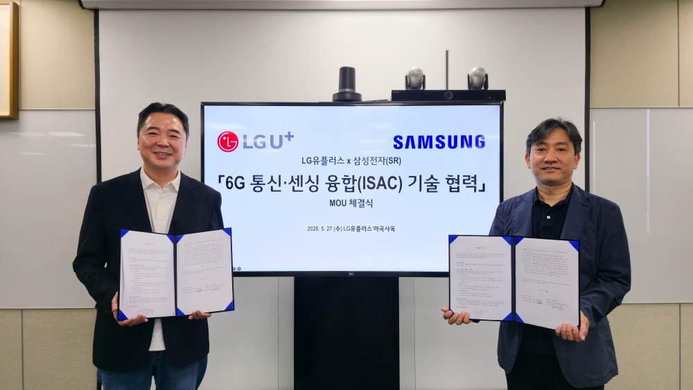 (From left) Sangyeob Lee, CTO and Senior Vice President at LG Uplus and JinGuk Jeong, Executive Vice President and Head of the Advanced Communications Research Center (ACRC), Samsung Research at Samsung Electronics