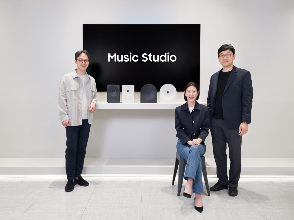 (From left) Jongbae Kim (Sound Lab), Minseon Kang (Product Design Group) and Jongmin Kim (Product Planning Group), all from the VD Business Division