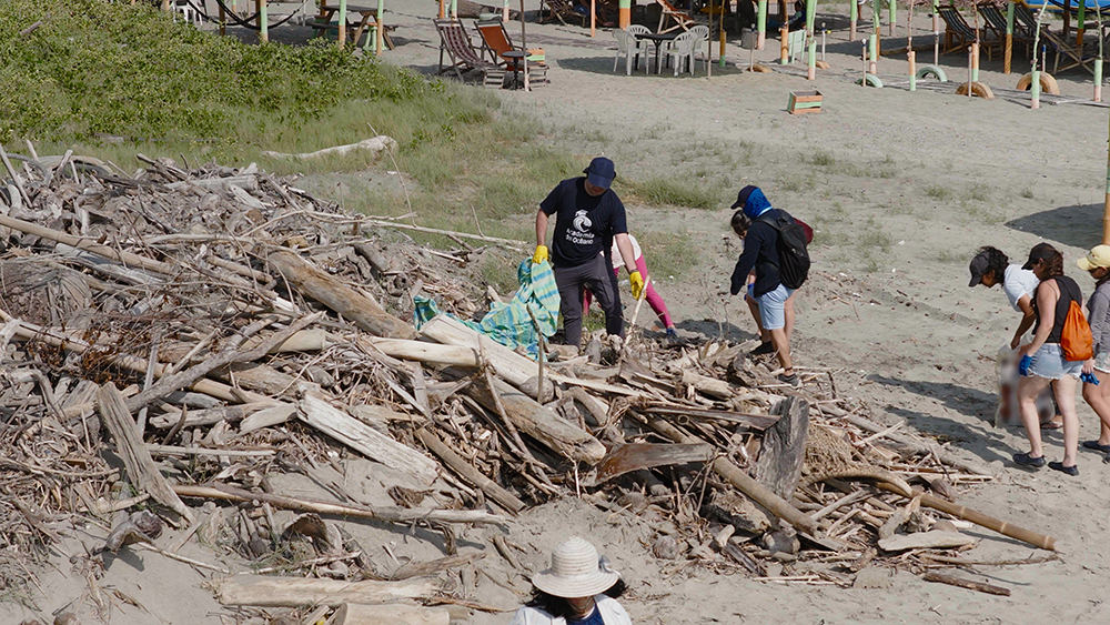 José Francisco and students remove plastic waste from San Jacinto's shoreline, putting ocean conservation into practice beyond the classroom.