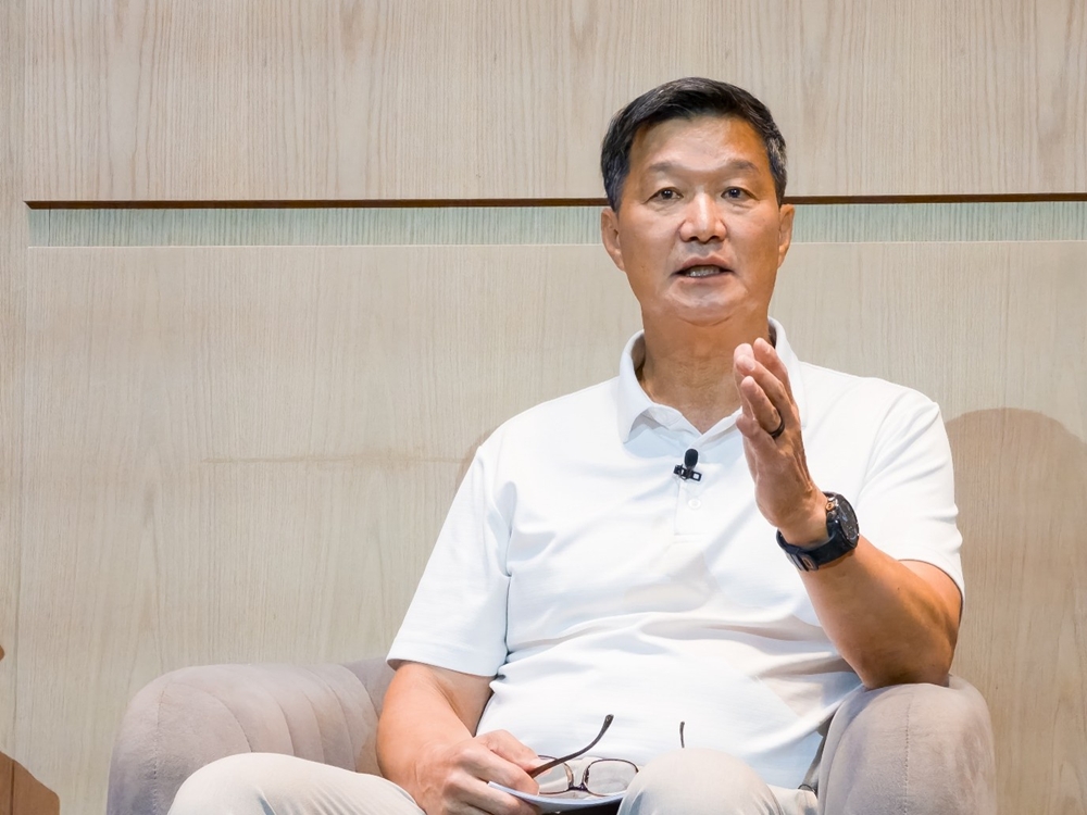 Samsung, Dr. Pak argued, is uniquely positioned to close both gaps.