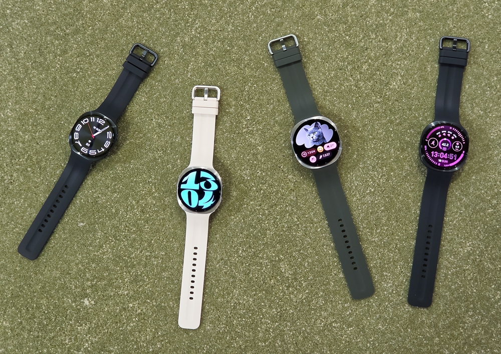 (From left) Galaxy Watch9 comes in 40- and 44-millimeter sizes.