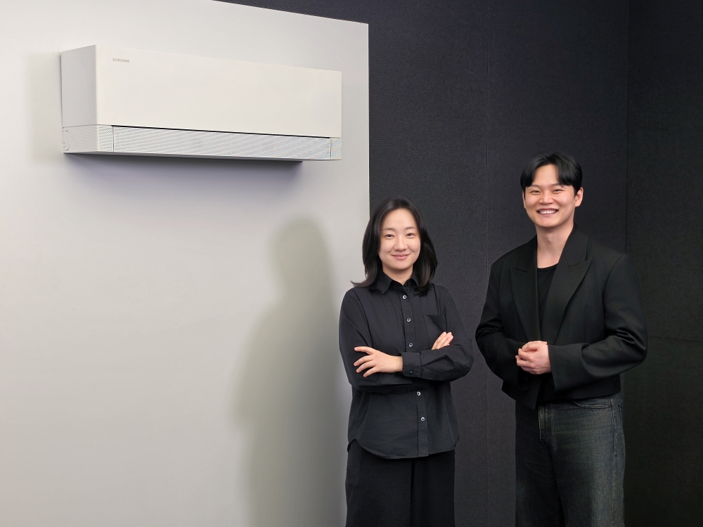 Pictured from left: Yuna Park of the HVAC Design Group and Sujong Kim of the Aesthetic Intelligence Group, DA Business