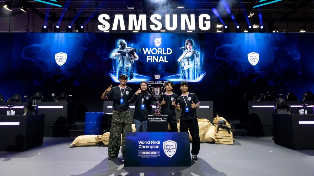 The Malaysian team celebrates its victory at the #PlayGalaxy Cup World Final. (From left) San Gaming, VRT1CAA, ADIKBOY, and ACAD